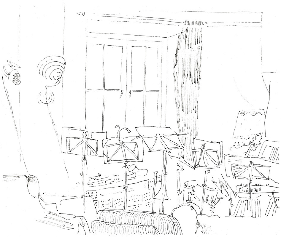 Aus der Kategorie Fineliner Zeichnungen. Auf der Freihand Illustration ist eine Wohnzimmer Ansicht zu sehen. Fünf Notenständer stehen eng nebeneinander zwischen einem Fenster und Sofas. Es ist eine Wohnzimmer-Konzertsituation, kurz bevor die Musizierende reinkommen.   