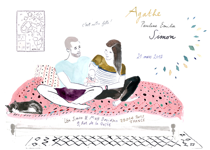 Diese Auftragszeichnung zeigt Originelle Glückwünsche zur Geburt. Ein Paar sitzt auf einem Sofa mit gestricktem Rosa Stoff. Die Frau und der Mann schauen sich an, beide lächeln.   Zwischen ihnen ist ein ganz kleines Baby, das ein paar Wochen alt ist. Links im Bild ist in filigraner Schrift zu lesen „Es ist unsere Tochter!“ auf Französisch geschrieben. Rechts im Bild steht der vollständige Name des Babys „Agathe Pauline Emilia Simon“. Unter dem Sofa steht ein Text in Handschrift: Die Adresse des Paares.   