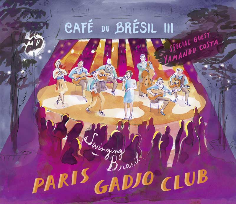 Dessin à l'encre. Illustration d'une scène de concert en plein air devant le "Café du Brésil III". Un lampadaire et des arbres de rue encadrent la scène. Sur la scène, une chanteuse est accompagnée par sept musiciens. Devant se tient un public attentif. Sous la scène, le texte manuscrit indique "Swinging Brasil, Paris Gadjo Club". À droite de l'image, on lit "Invité spécial Yamandu Costa". Les couleurs du concert sont orange, rose et violet. Les couleurs de la nuit sont cassia et indigo foncé.        