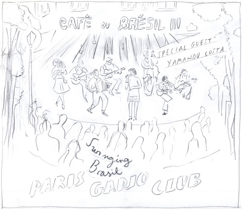 Crayon sur papier. Esquisse d'une scène de concert en plein air devant le "Café du Brésil III". Un lampadaire et des arbres de rue encadrent la scène. Sur la scène, une chanteuse est accompagnée par sept musiciens. Devant se tient un public attentif. Sous la scène, le texte manuscrit indique "Swinging Brasil, Paris Gadjo Club". À droite de l'image, on lit "Invité spécial Yamandu Costa".      